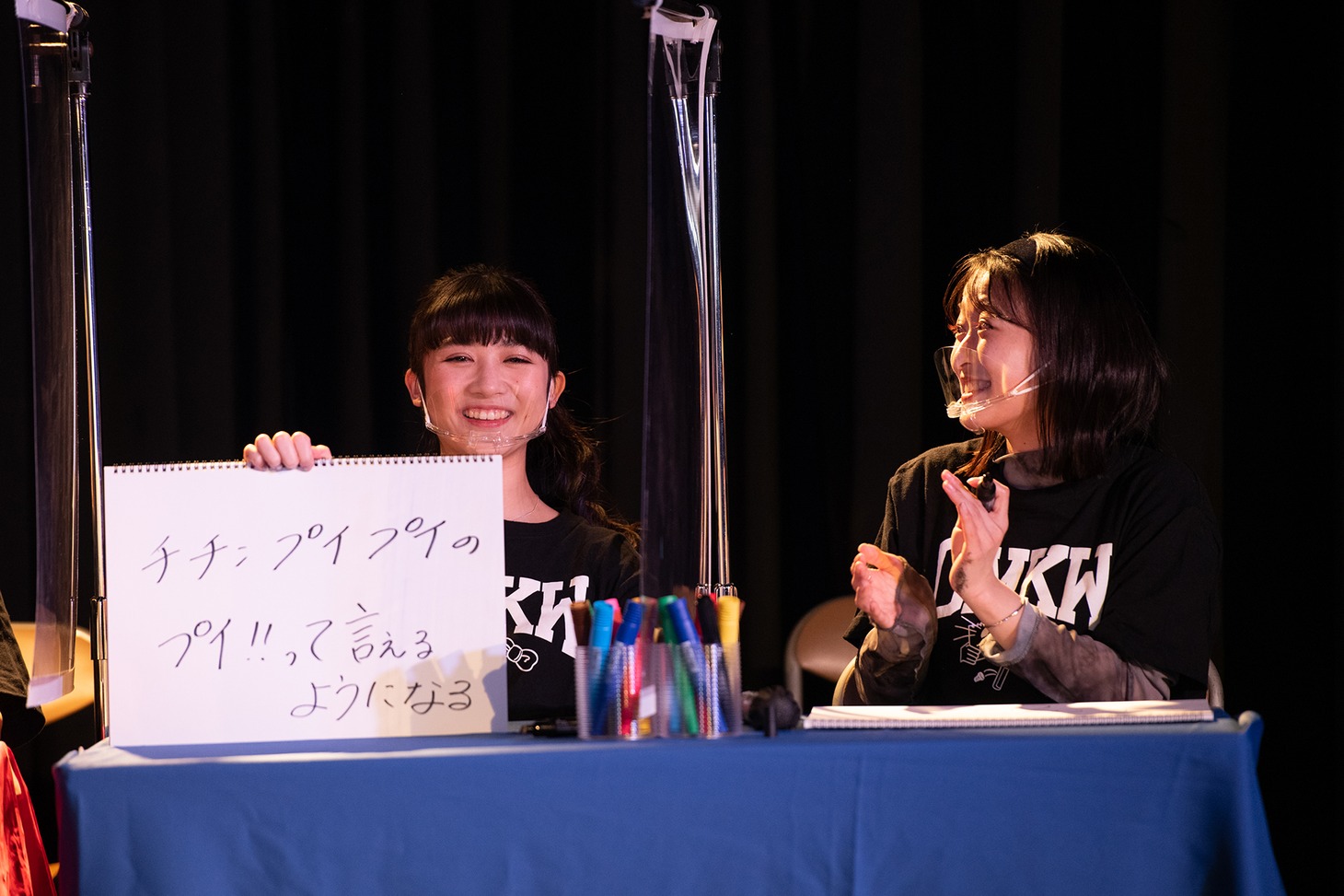 回答を発表する東京女子流の新井ひとみ。