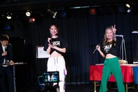 「おもカワ ～アイドル大喜利タッグトーナメント～」で優勝し、歓喜するlyrical schoolのminanとhime。