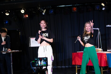 「おもカワ ～アイドル大喜利タッグトーナメント～」で優勝し、歓喜するlyrical schoolのminanとhime。