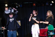 バッファロー吾郎Aからおもカワキャップとおもカワベルトを受け取るlyrical schoolのhimeとminan。