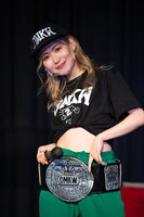 腰にベルトを巻くlyrical schoolのhime。