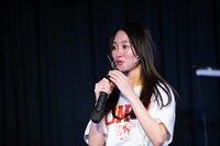 バッファロー吾郎Aから審査員特別賞をもらい、驚きのあまりマイクを上下逆さに持つ青春高校3年C組の前川歌音。