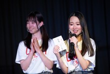 バッファロー吾郎A賞を受賞した青春高校3年C組の前川歌音（右）。