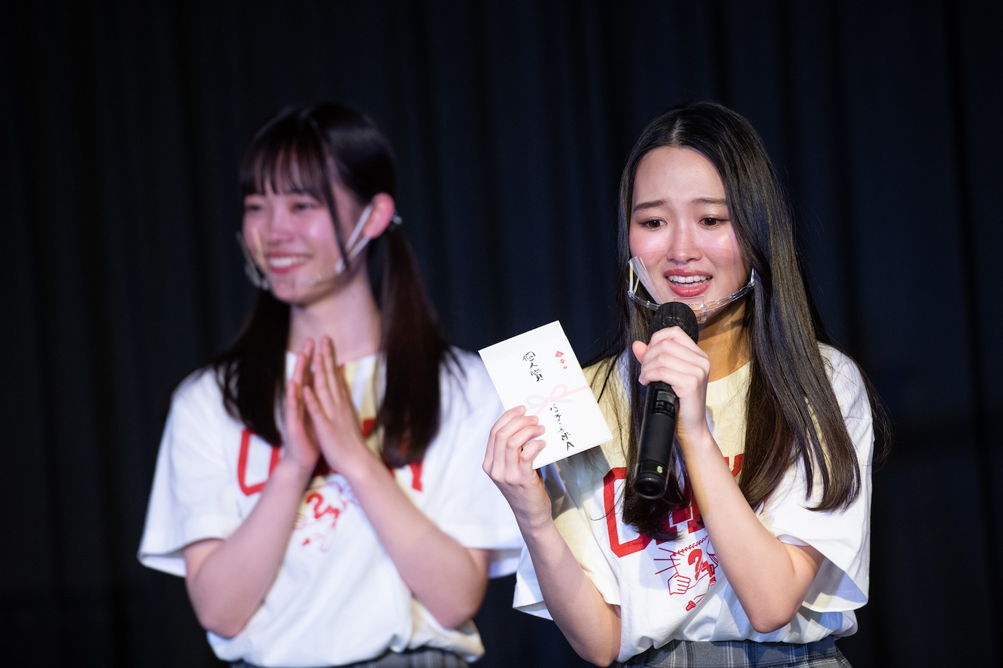 バッファロー吾郎A賞を受賞した青春高校3年C組の前川歌音（右）。