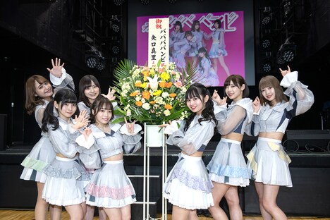 矢口真里から贈られたフラワースタンドを囲む#ババババンビ。