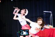アップアップガールズ（2）の鍛治島彩と新倉愛海。