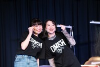 東京女子流の新井ひとみと中江友梨。