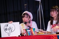 回答を発表するアップアップガールズ（2）の鍛治島彩。