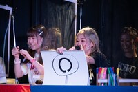 回答を発表するlyrical schoolのhime。