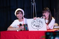 回答を発表するアップアップガールズ（2）の新倉愛海。