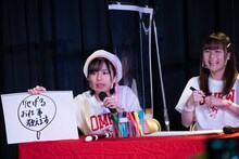 回答を発表するアップアップガールズ（2）の鍛治島彩。