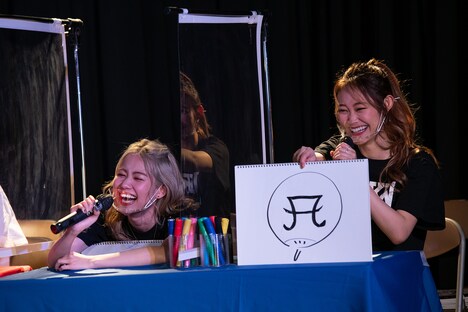 浜崎あゆみのAマークを見せるlyrical schoolのminan。