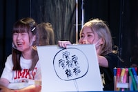 回答を発表するlyrical schoolのhime。