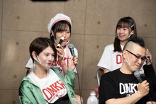 解説席で特技の鼻リコーダーを披露するアップアップガールズ（2）の鍛治島彩。