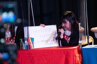 回答を発表するukkaの芹澤もあ。