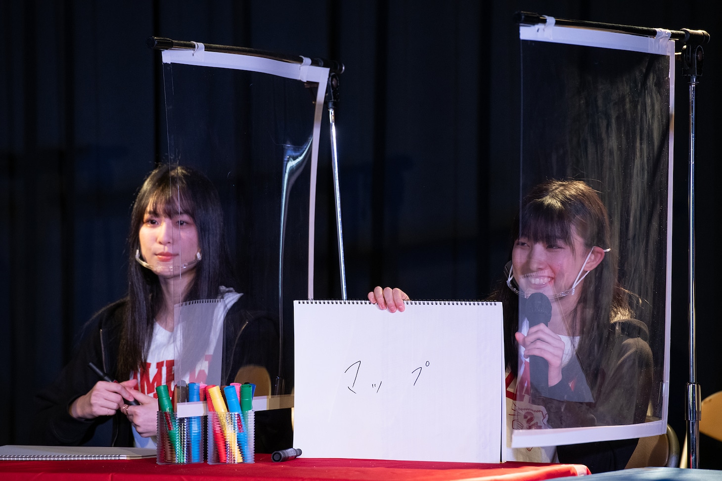 回答を発表するukkaの芹澤もあ。
