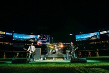 福岡PayPayドームで演奏するWANIMA。