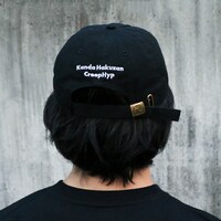 「ライブナタリー“六代目 神田伯山×クリープハイプ”」のオリジナルグッズ「違」キャップ着用画像。