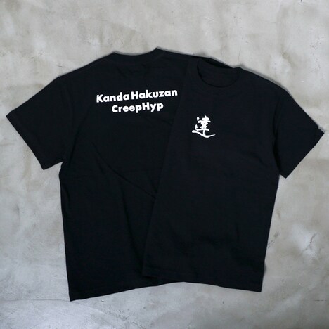 「ライブナタリー“六代目 神田伯山×クリープハイプ”」のオリジナルグッズ 「違」Tシャツ。