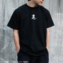 「ライブナタリー“六代目 神田伯山×クリープハイプ”」のオリジナルグッズ 「違」Tシャツの着用画像。