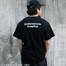 「ライブナタリー“六代目 神田伯山×クリープハイプ”」のオリジナルグッズ 「違」Tシャツと「違」キャップの着用画像。