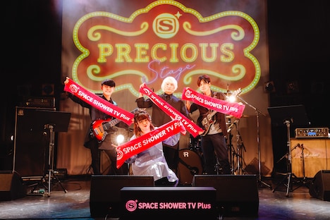 広瀬彩海とバンドメンバー。