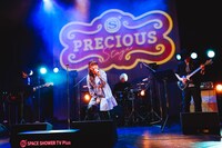 バンドセットで歌唱する広瀬彩海。