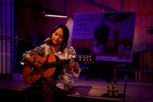 「Relaxing Music Live by 綾鷹カフェ」で弾き語りを披露するiri。