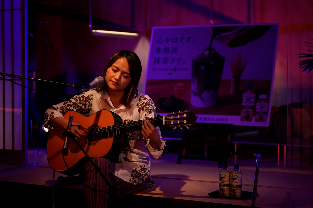 「Relaxing Music Live by 綾鷹カフェ」で弾き語りを披露するiri。