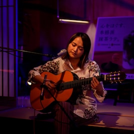 iriが弾き語りで心をほぐすひととき届けた「綾鷹カフェ 抹茶ラテ」オンラインイベント