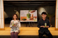 左からiri、猿田彦珈琲代表取締役の大塚朝之氏。