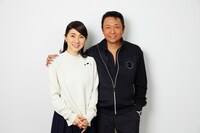 左から松居直美、山本譲二。