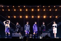 オープニングで「FAKE MOTION」を歌唱するメンバー。