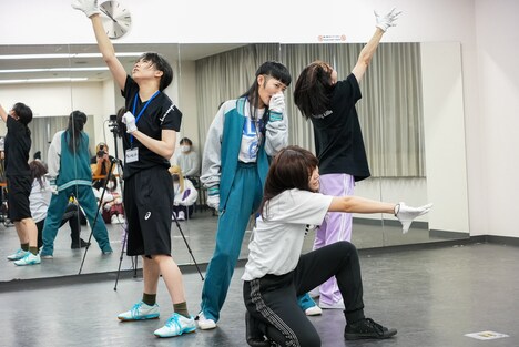 BiS「primal.」を披露するチャントモンキー、リンリン、ミユキエンジェル、YU-Ki EMPiRE。