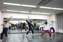 BiS「primal.」を披露するココ・パーティン・ココ、月ノウサギ、アイナスター、テラシマユウカ。