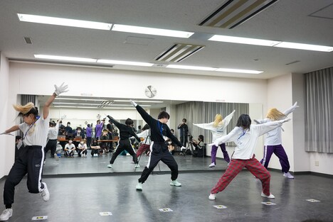 BiS「primal.」を披露するココ・パーティン・ココ、月ノウサギ、アイナスター、テラシマユウカ。