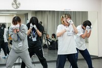 BiS「primal.」を披露する候補生。