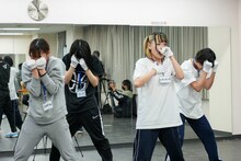 BiS「primal.」を披露する候補生。