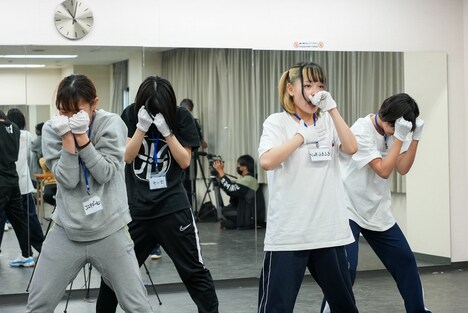 BiS「primal.」を披露する候補生。