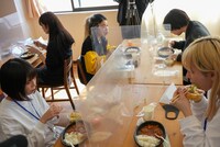 デスソース入りカレーを食べるアイナスター、ココ・パーティン・ココ、月ノウサギ、テラシマユウカ。