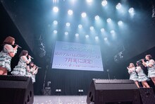 ステージ上でアルバム発売が決定したことを知る#ババババンビ。