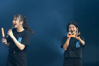 左から愛来、小島はな。（写真提供：スターダストプロモーション）