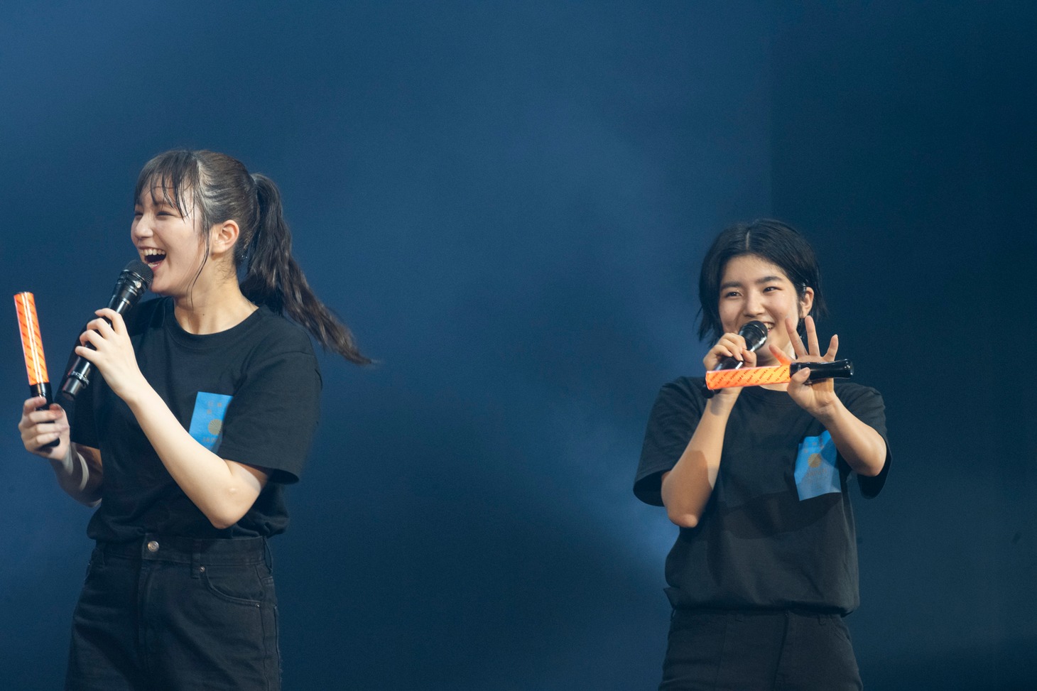 左から愛来、小島はな。（写真提供：スターダストプロモーション）