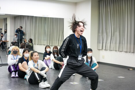 “サンシャイン月ノ”の一発芸を披露する月ノウサギ。