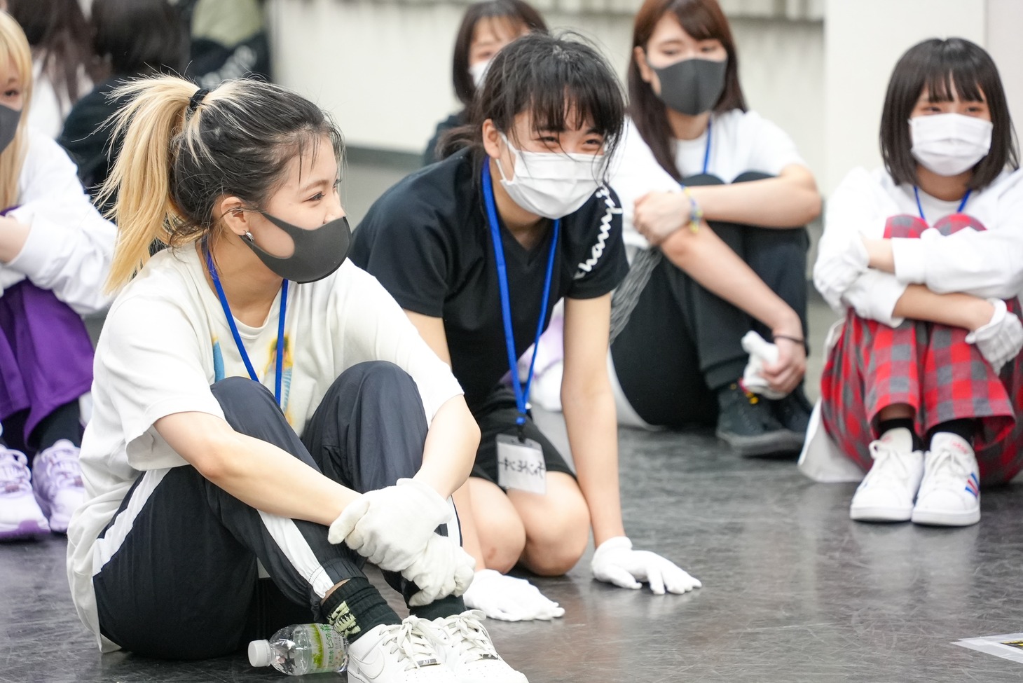 謝罪するチャントモンキー（写真中央）。