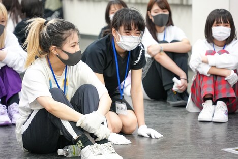 謝罪するチャントモンキー(写真中央)。