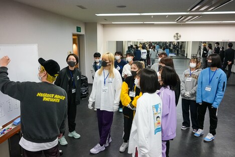 「WACK合同オーディション2021」6日目の卓球大会の様子。