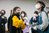 リンリンに卓球大会のルールを説明するココ・パーティン・ココ。