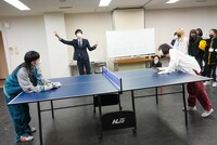 リンリン、アイナスターの卓球対決の様子。