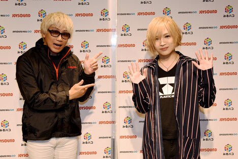 左からやまだひさし、鬼龍院翔(ゴールデンボンバー)。